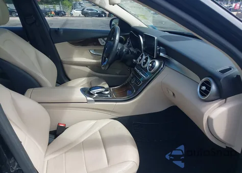 2016 Mercedes-Benz C 300 4Matic/Luxury 4Matic/Sport 4Matic z USA, uszkodzony, nr VIN 55SWF4KB4GU097714